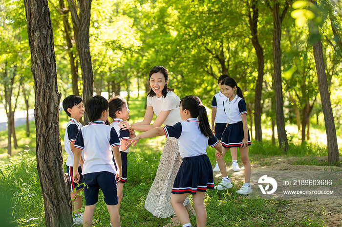 快乐的老师带领小学生春游