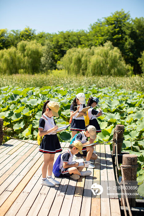 快乐的小学生在户外写生