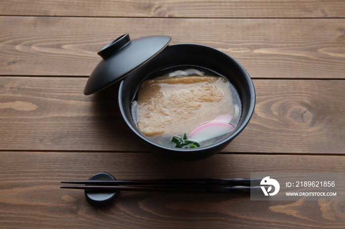 きつねうどん 油揚げ 木のテーブル