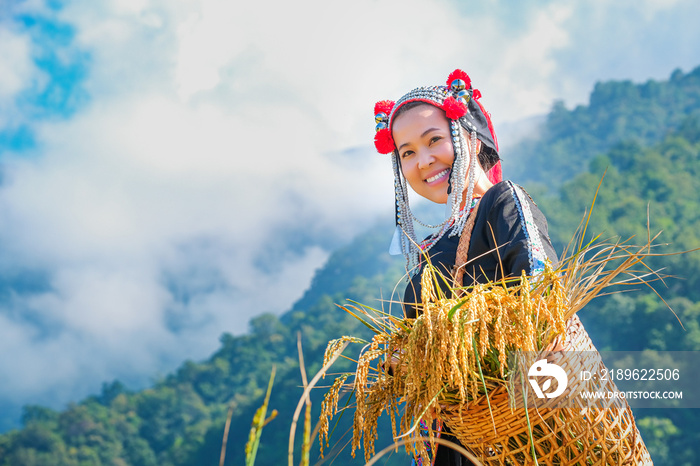 泰国北部稻田里一个拿着稻草的漂亮农女。