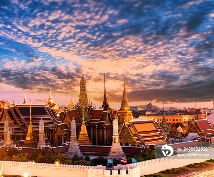 泰国曼谷日落时分的大宫殿和Wat phra keaw