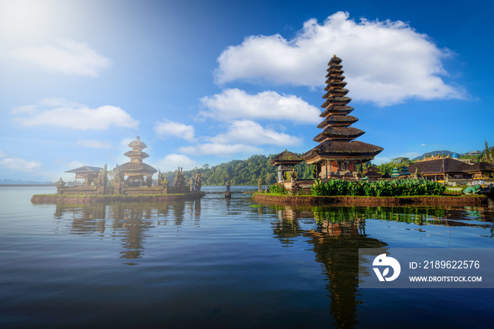 Pura Ulun Danu Bratan，印度寺庙，巴尔蓝天背景下的Bratan湖景观中有船