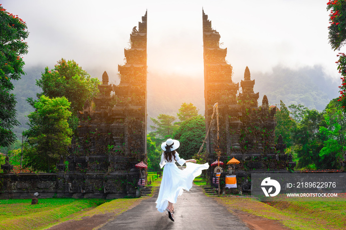 亚洲女性游客参观印尼巴厘岛的巴厘岛大门。