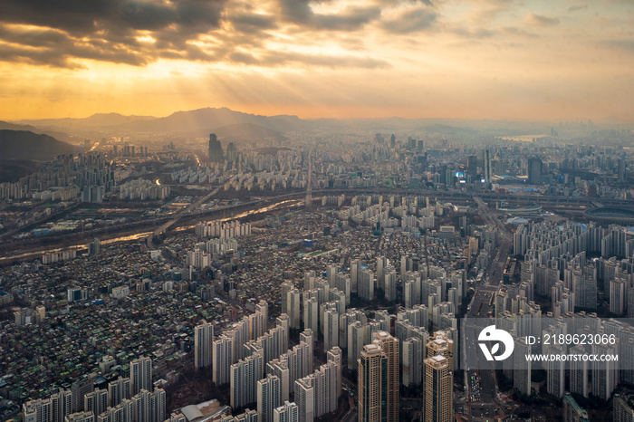 日落时分，韩国首尔市中心贾姆西地区的鸟瞰图。