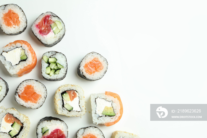 白色背景寿司卷的美味食物概念