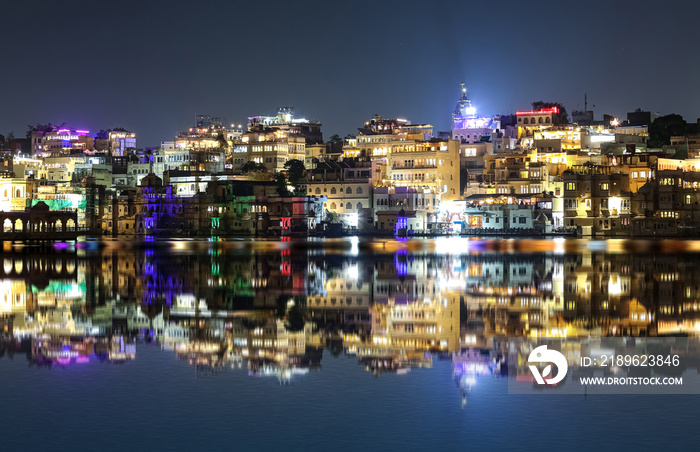 印度乌代浦拉贾斯坦邦的皮乔拉湖上的乌代浦夜城市景观与水的倒影