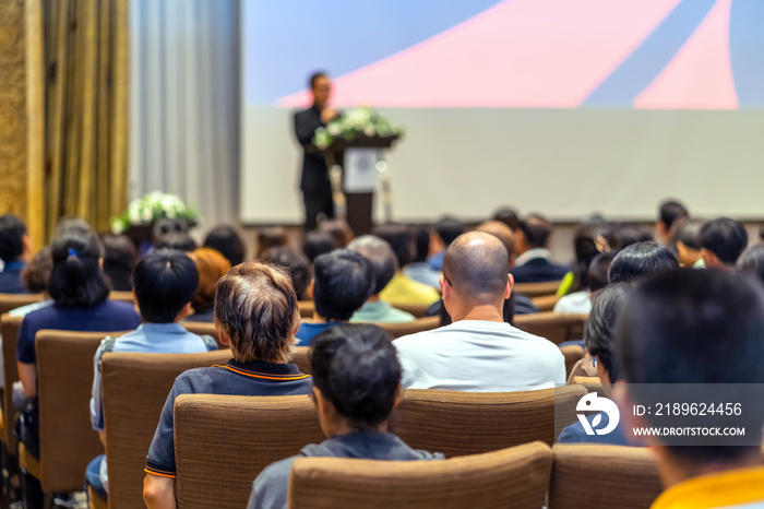 观众的背面，在会议厅的舞台上用讲台聆听演讲，商务