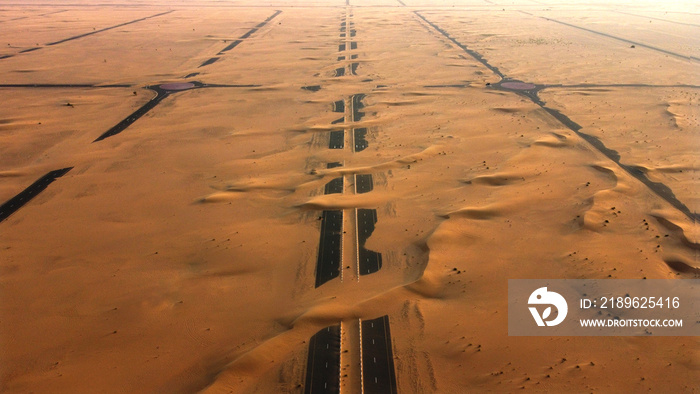 黄金时段，迪拜漫长而美丽的道路被沙子覆盖。迪拜沙漠。Instagram景点。半沙漠