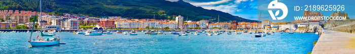 西班牙沿海城镇。Castro Urdiales.Cantabria.Fishing village and Boat dock.Scenic海景。旅游