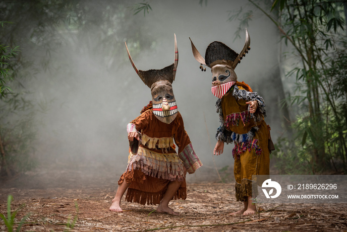 Phi ta khon节日幽灵面具和五颜六色的服装乐趣传统泰国面具表演艺术和
