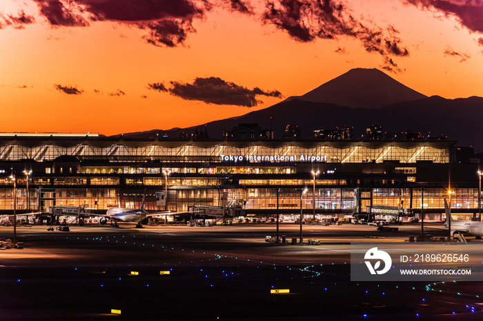 日本　夕焼けの羽田空港と富士山