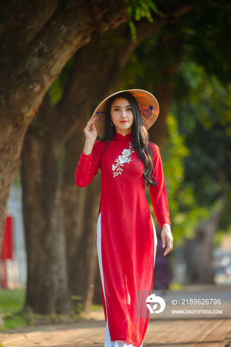 越南女孩传统红色连衣裙的肖像，穿着越南的美丽年轻亚洲女性