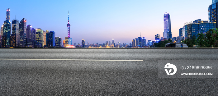 上海夜晚的柏油路与城市天际线