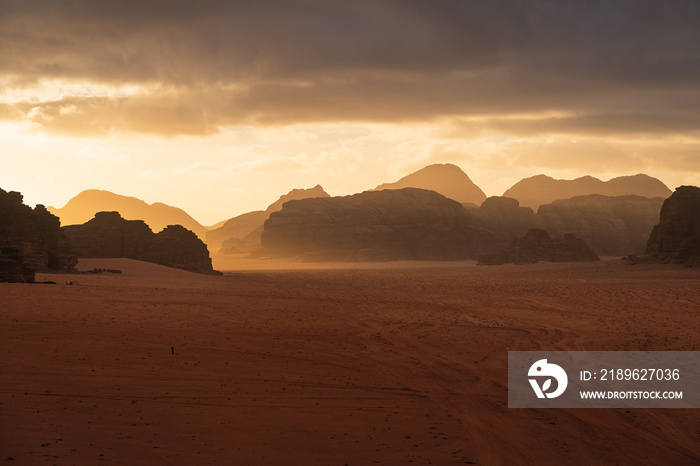 阿拉伯约旦Wadi Rum沙漠美丽的日出