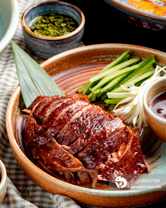 传统亚洲食物北京鸭配菜配菜黄瓜和酱汁侧视图