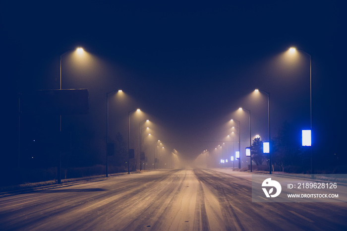 冬天下雪后的夜晚街道