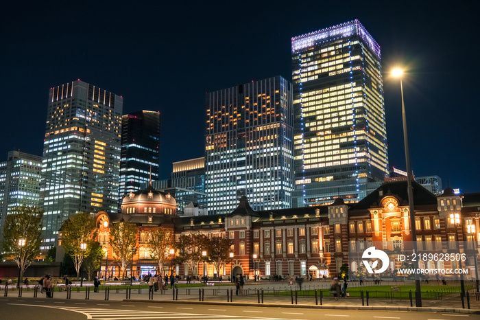 東京都 夜の東京駅と超高層ビル