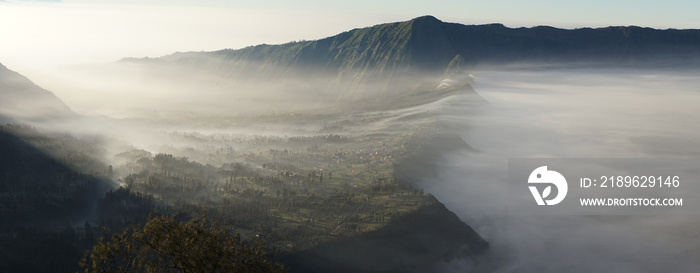 日出时，布罗莫腾格里赛姆沙海中的云层中的布罗莫火山