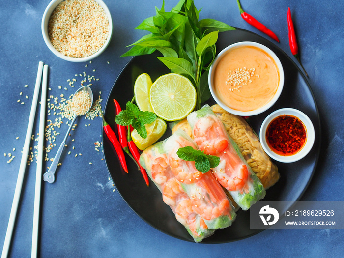 新鲜的夏卷配虾和兽医，越南食品的健康食品概念。