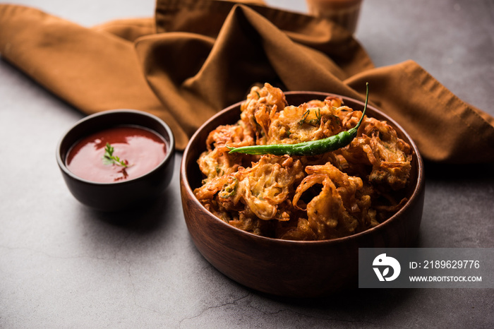 Crispy Onion Fritters or pakora known as Pyaj Pakoda or Kanda bhaji / Bhajji / bajji