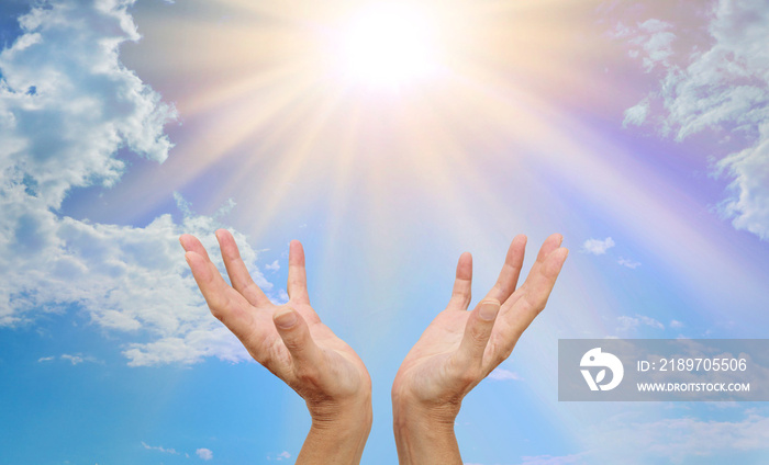 令人敬畏的太阳及其自然治疗能量来源——治疗师伸出双手向上伸展
