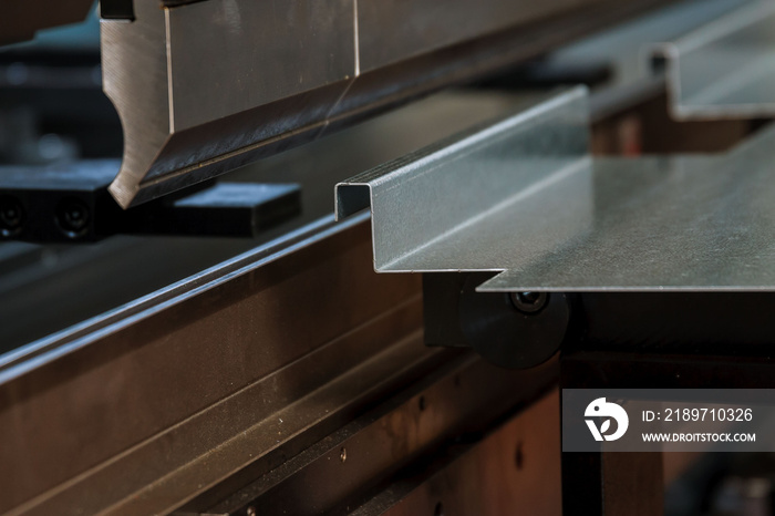 Bending sheet metal with a hydraulic machine at the factory