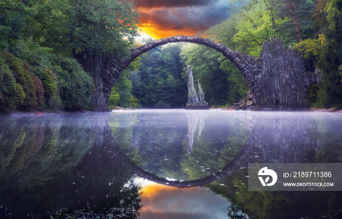 Rakotzbrücke in sureale mystische Stimmung