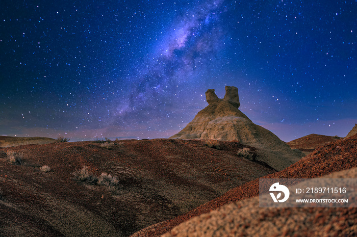 清晨的夜空与Hoodoos Bisti荒野新墨西哥州