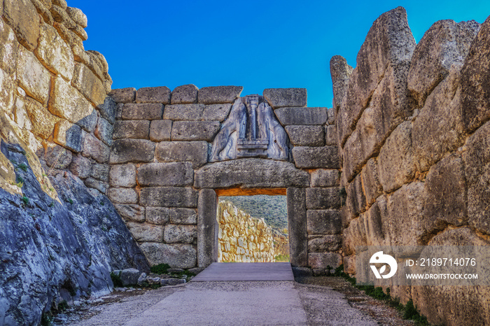 明亮的希腊阳光照射在通往著名的狮门的路上的古迈锡尼岩壁上