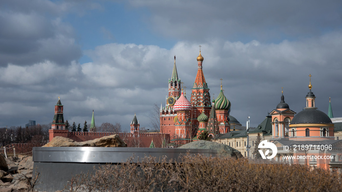 Zaryadye公园俯瞰俄罗斯圣巴西尔大教堂和莫斯科克里姆林宫的全景。视图o