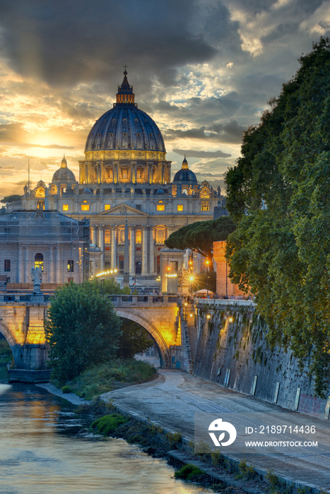 意大利罗马圣彼得大教堂的美景。落日余晖。