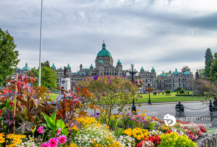 不列颠哥伦比亚省立法议会。温哥华岛鲜花盛开的议会花园