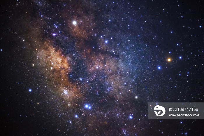 银河系的中心。长时间曝光的照片。有颗粒