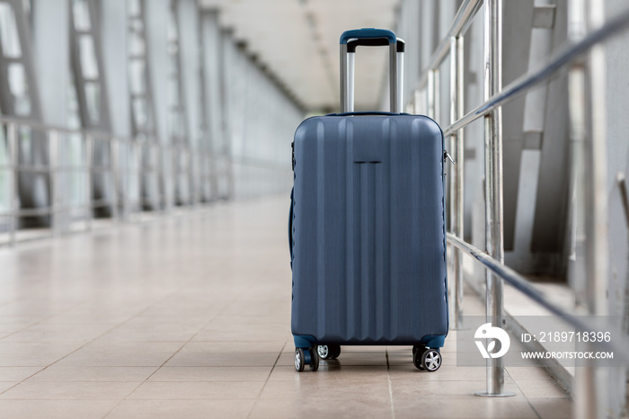 时尚客舱行李手提箱放在空荡荡的机场大厅的特写镜头
