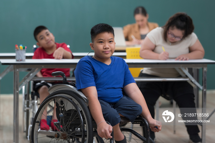 一个眼神坚定的残疾小男孩和他的朋友坐在教室的轮椅上的肖像