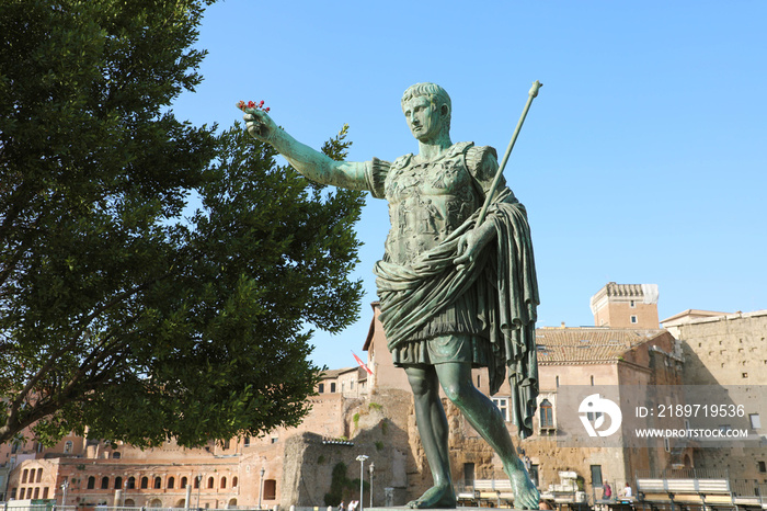 意大利罗马帝国大道上的罗马第一任皇帝奥古斯都铜像。