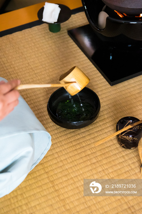 日本女人，茶艺大师，Sen Rikyu，用Hishaku竹勺将热水倒入茶中