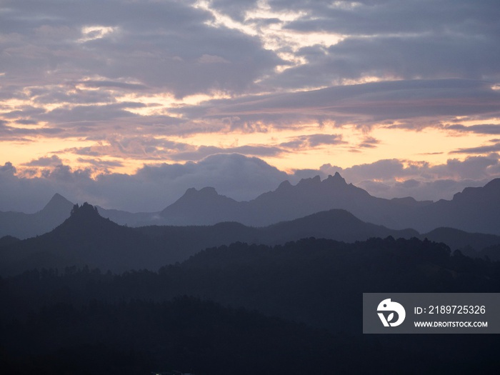 从塔伊鲁瓦巴库峰俯瞰科罗曼德尔半岛山脉的全景