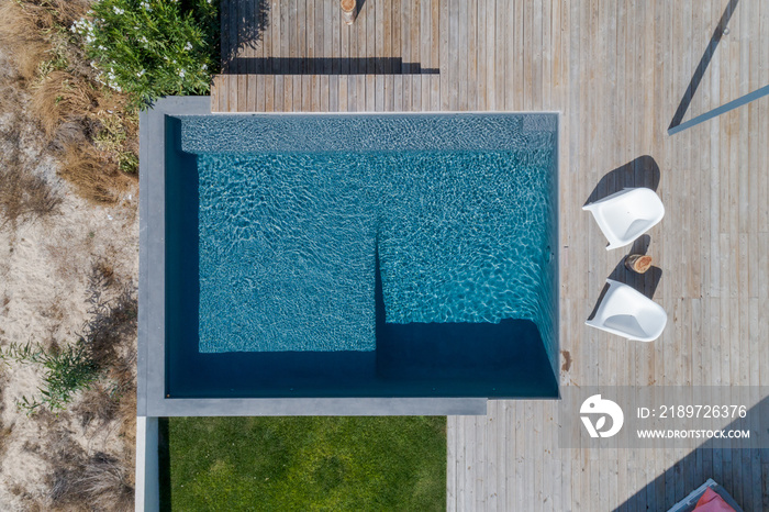 带花园游泳池和木制甲板的现代住宅