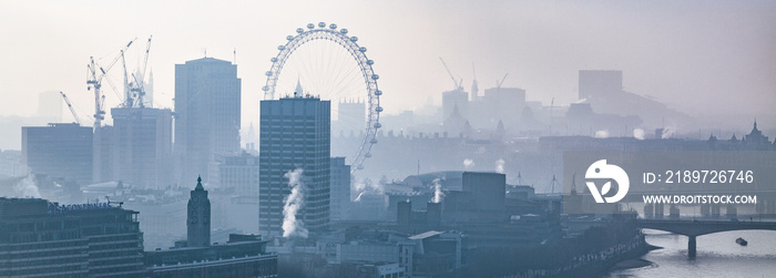 英国圣保罗大教堂雾天伦敦屋顶景观