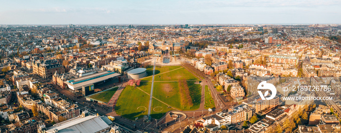 阿姆斯特丹梵高博物馆在美丽的冯德尔公园旁的鸟瞰图。俯视图。