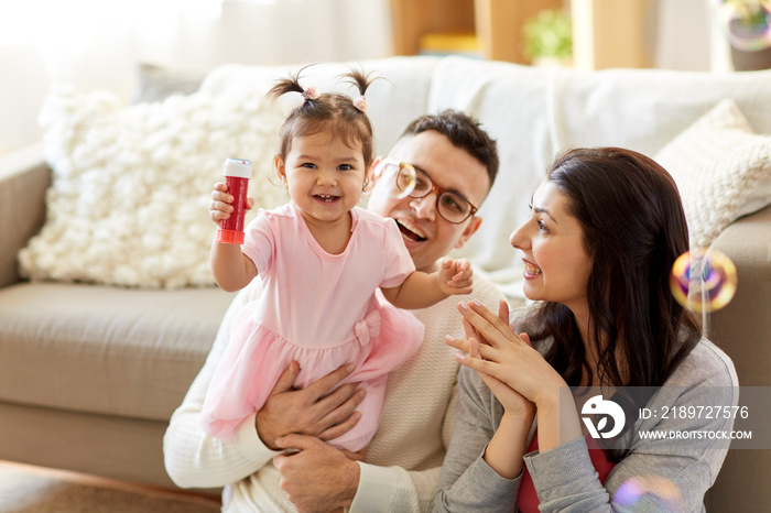 家庭、童年和人的概念——快乐的妈妈吹肥皂泡，和小女儿玩耍