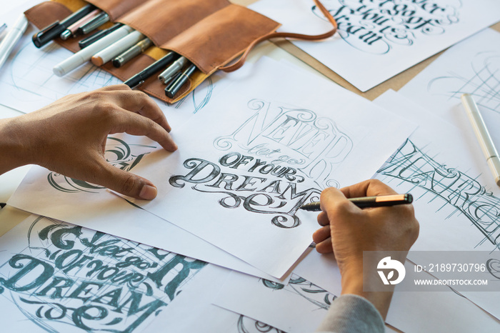 排版书法艺术家设计师绘制草图让拼写的画笔墨水纸标签