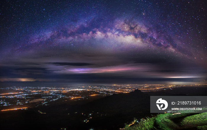 泰国Phetchabun的Phu Tubberk上的银河系。长曝光照片，带颗粒。图片c