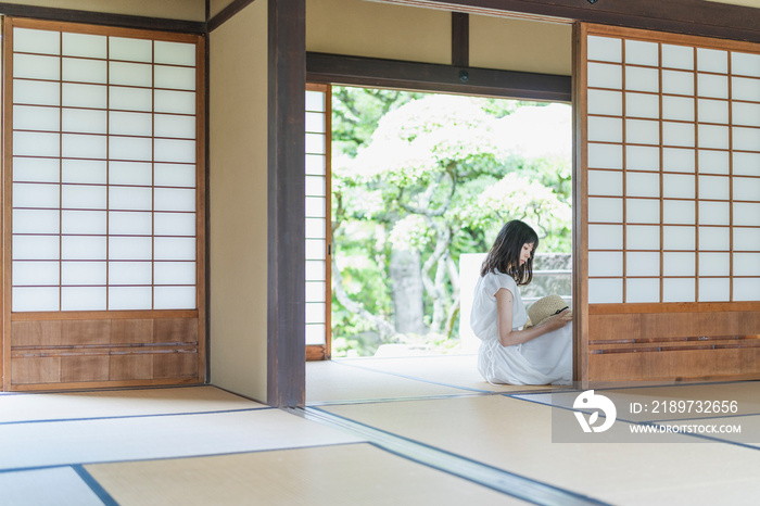 日本家屋の女性