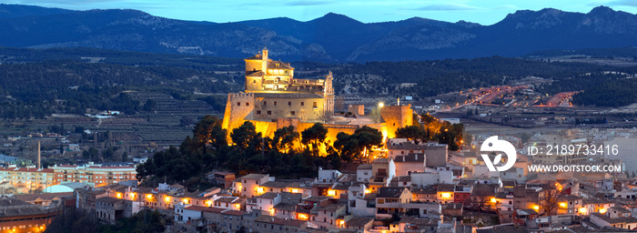 西班牙穆尔西亚附近的朝圣遗址卡拉瓦卡·德拉克鲁兹城市景观和城堡全景。其中之一