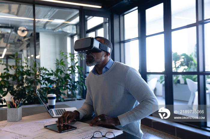非裔美国人在办公室使用虚拟现实