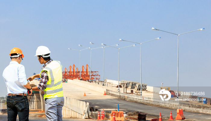 工人们正在进行道路和高速公路建设。