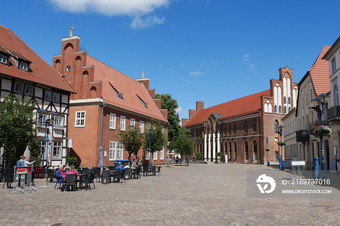 Schuhmarkt mit Rathaus in Parchim