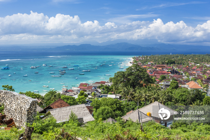 印度尼西亚巴厘岛Nusa Lembongan岛的主要城镇，有船只等待前往巴厘岛大陆